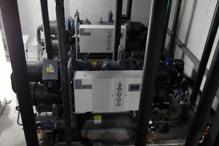 為什么水冷螺桿式冷水機組中會有污垢沉積？